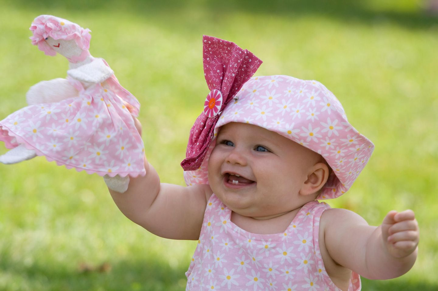 Baby mit ersten Zähnchen