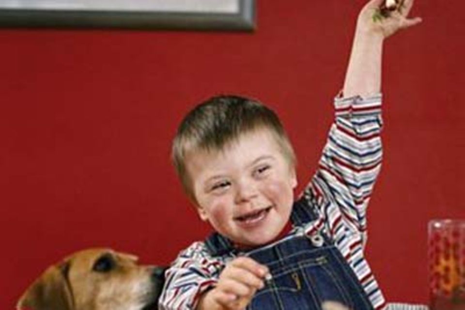 Max (vier Jahre) hat das Down-Syndrom. Und das ist sein bester Freund: Jagdhund Watson.