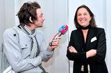 ... Fragen der versammelten Journalisten.