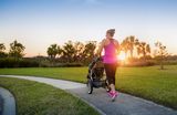 Sportlich aktiv, Baby dabei: Mutter joggt mit ihrem Baby im Kinderwagen