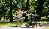 Sportlich aktiv, Baby dabei: Mama macht Sport mit Buggy