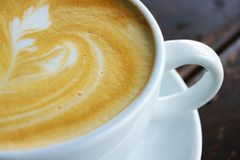 Schnell ein Cappucchino to go? Hält wach und schmeckt! Oft gibt es in Coffee-Shops fettarme Milch. Geschmacklich gibt's da kaum einen Unterschied - in der Kalorienzahl schon.