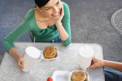 Fast Food heißt nicht so, weil es schnell gegessen werden soll! Langsam kauen - und nicht gleich noch eine zweite Portion ordern: Ihr Gehirn benötigt 15 Minuten, bis es Sättigung registriert.