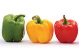 Grünes, gelbes und rotes Gemüse enthält Vitamin C
