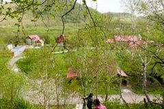 In Mitten endloser Birkenwälder ein paar rote Holzhäuser - das typische Dorfbild auf Kamtschatka, einer Halbinsel am östlichsten Zipfel Russlands. Die Fläche Kamtschatkas entspricht in etwa der von Deutschland, es leben aber nur 380 000 Menschen dort - davon 90 Prozent Russen.