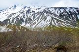 Kamtschatka: Das sind Einsamkeit, weites Land und schneebedeckte Gipfel soweit das Auge reicht.