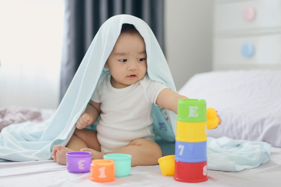 Baby: Spielen mit Alltagsgegenständen | Eltern.de