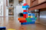 10 Haushaltsaufgaben für Kinder: Lego im Wohnzimmer