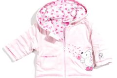Rosa Hoodie mit Igel-Applikation und Reißverschluss aus kuscheligem Nicki. Preis: 29,99 Euro.       Händler, die unsere Kollektion verkaufen, finden Sie hier