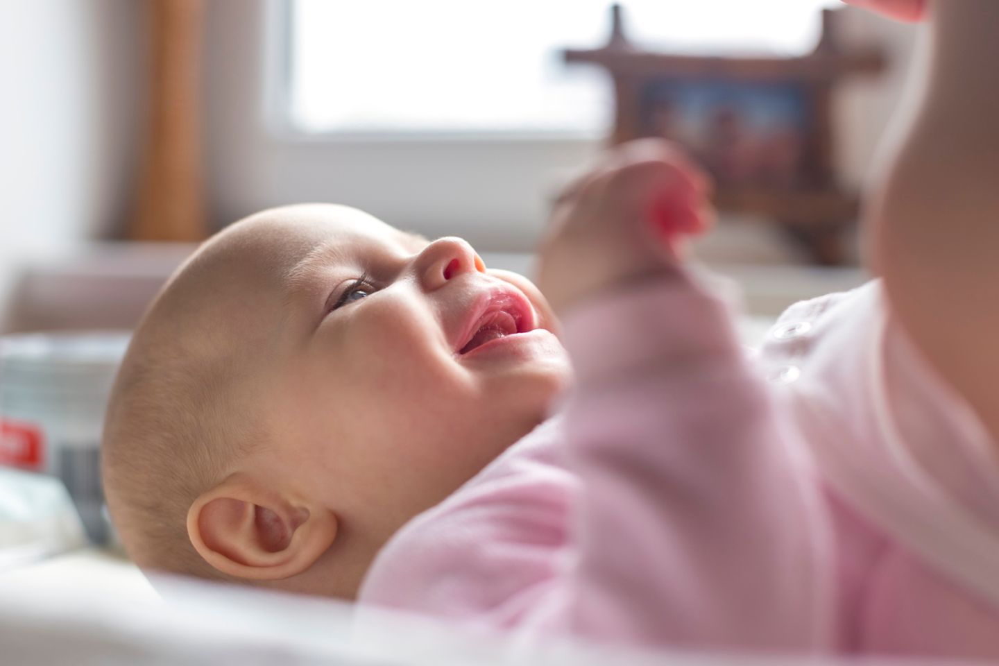 Baby lächelt im Schlaf