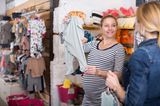 Baby-Klamotten shoppen ohne Ende      Seien Sie ehrlich: Als Sie von Ihrer Schwangerschaft erfuhren, sind Sie doch auch kurz danach Shoppen gegangen, oder? Hier ein süßer Body, da ein paar niedliche Söckchen. Babysachen einkaufen, macht einfach Spaß. Und das finden Großeltern auch. Bremsen Sie Ihre Eltern nicht aus. Sie genießen es, für das Enkelkind auf Shoppingtour zu gehen. Und wenn die Oma nun mal nicht den selben Geschmack hat, kann man ja auch mal gemeinsam eine Runde durch die Babyabteilung machen und ihr zeigen, was Ihnen gefällt und was wirklich noch fehlt.