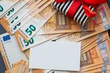 Finanzspritzen geben       Kinder kosten Geld. Und wer wüsste das besser als Menschen, die selbst Nachwuchs großgezogen haben? Zur Geburt eines Enkels zeigen sich Oma und Opa oft sehr spendabel. Sie sponsern den Kinderwagen und die Kinderzimmermöbel oder schenken eine Windel-Flatrate. Und viele blicken auch schon in die Zukunft. Während Mama und Papa nicht weiter als zur nächsten U-Untersuchung denken können, hat Opa schon einen Sparvertrag abgeschlossen. Wie gut, dass es euch gibt!