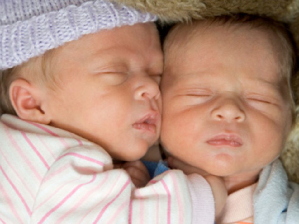 Zwillinge : Kuscheln Zwillinge schon im Mutterleib?