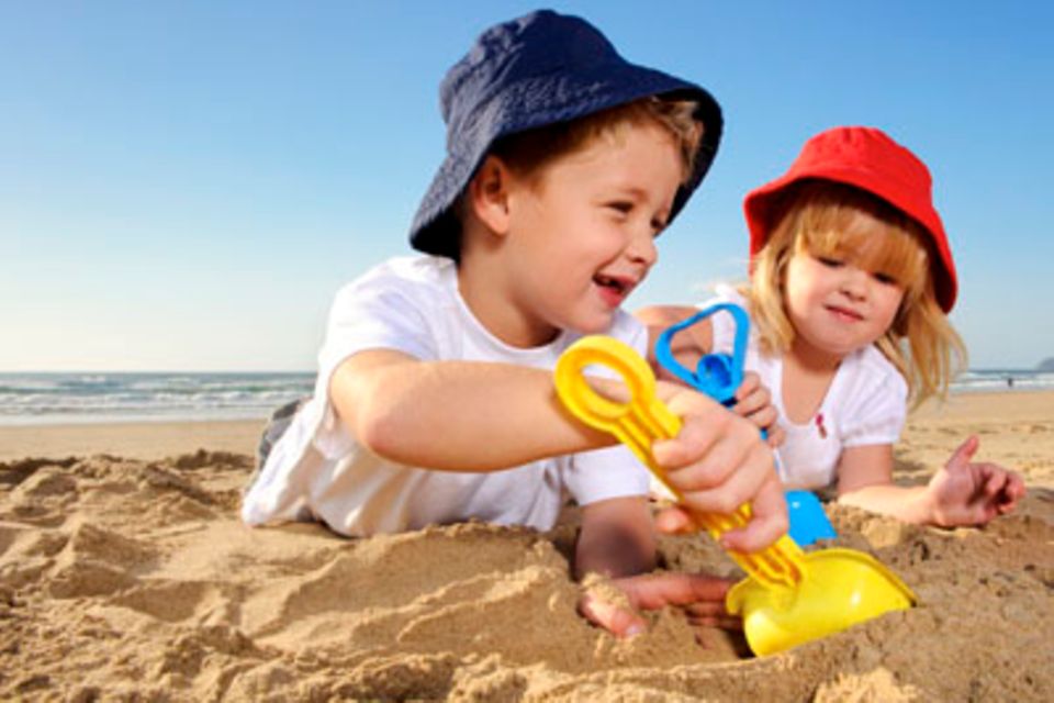 Sandspielzeug und Gartengerät: Ein Sommer zwischen Sandkasten und Blumenbeet