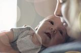 Ich wache auf und höre die Warnungen nachklingen: „Nach der Geburt wird alles anders. Du wirst Schmerzen haben. Schlaf wird zu einem Begriff aus dem Fremdwörterlexikon. Das ewige Schreien wird dir den letzten Nerv rauben. Dein Tag wird aus Windeln wechseln, stillen, Windeln wechseln und wieder stillen bestehen. Der Haushalt wird über dir zusammenbrechen. Dein Körper wird jemand anderem gehören und du kannst froh sein, wenn du mal fünf Minuten Zeit hast, um zu duschen.“