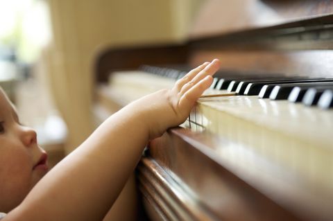 Baby spielt Klavier