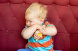 Schmecken: Kleinkind hat von Zitrone abgebissen