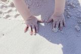 Tasten: Kinderhände im Sand