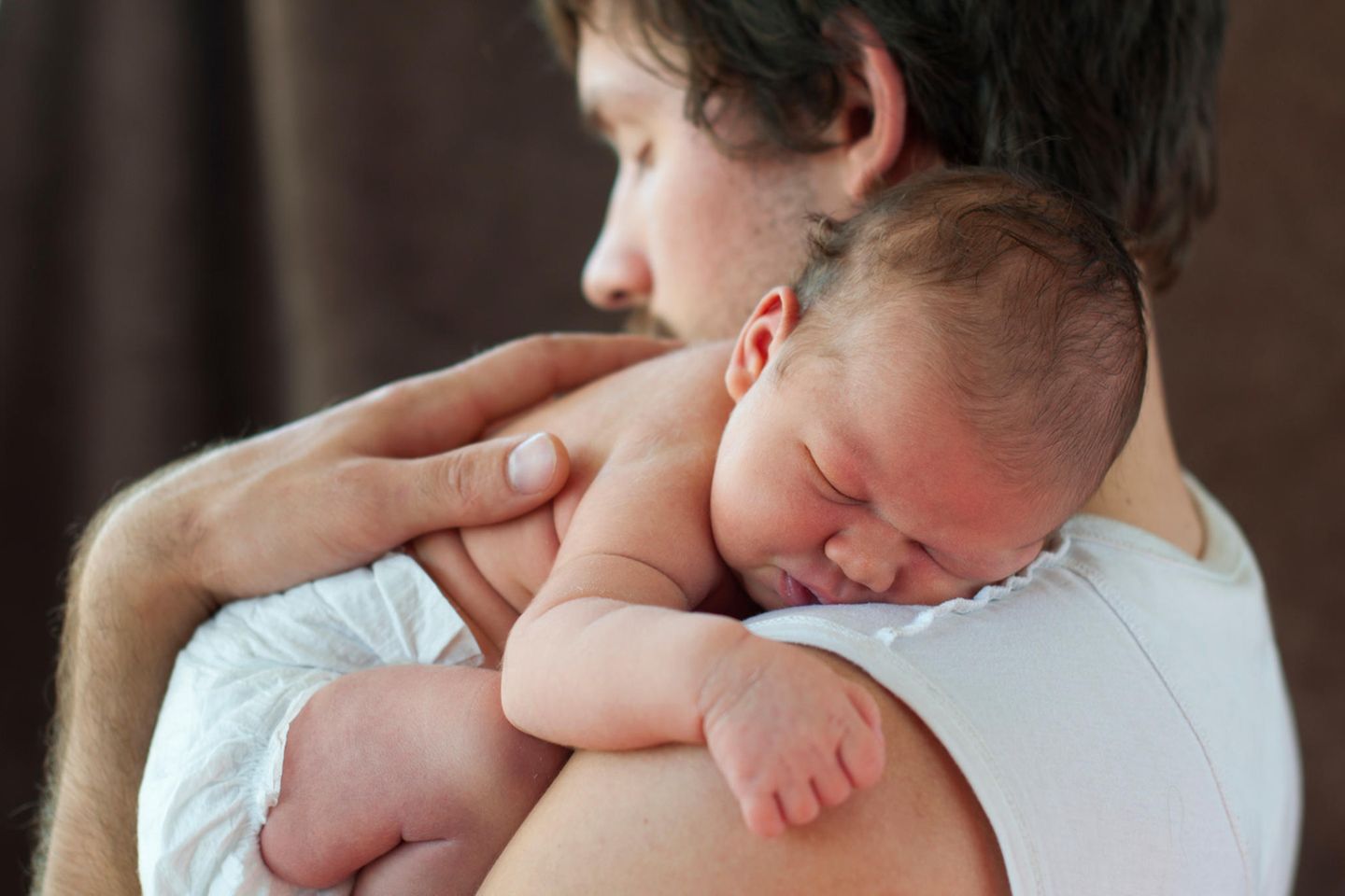 Riechen: Papa trägt sein Baby über der Schulter