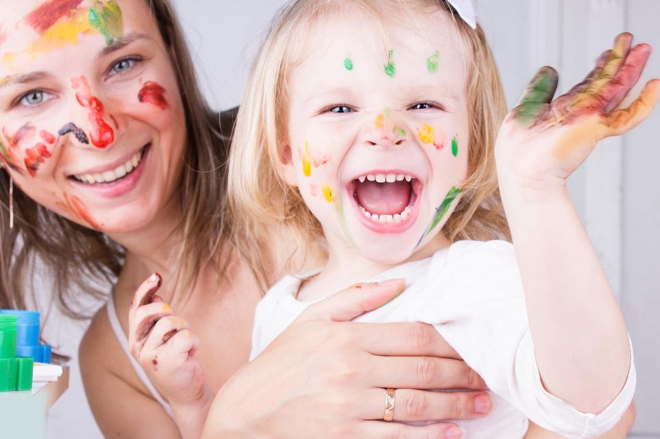 Mutter und Kind malen mit Farben
