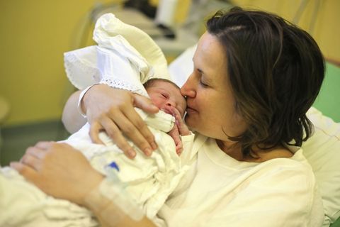 Checkliste für die richtige Geburtsklinik: Mutter mit neugeborenem Baby