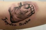 Auf Schritt und Tritt dabei ist der Fuß und Name von Sohn Jaden Drake.