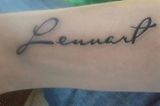 Nach langer Entscheidungsphase ist das Tattoo mit dem Namen des Sohnes Lennart auf dem Arm entstanden und seit dem mit Stolz getragen.