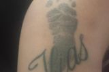 Nach der Geburt des Sohnes Ilias entstand dieses Tattoo. Der Fußabdruck wurde mit einem Stempel genommen und auf den rechten Unterarm übertragen. Bald folgt ein Tattoo seiner Schwester Melina.