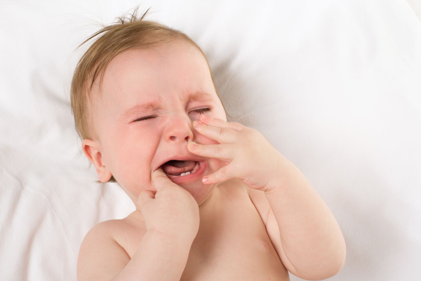 Baby weint, weil es zahnt