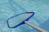 Das meiste ist mit bloßem Auge zu erkennen: trübes Wasser, Algen im Außenpool, verdreckte Böden, Haare, Pflaster und Schlimmeres im Wasser, Fettränder am Beckenrand, Schimmel in den Ritzen. Und oft auch mit der Nase: der typische Chlorgestank oder ein fauliger Geruch.