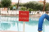 In Zeiten von Schwimmwindeln sollte das eigentlich nicht mehr so häufig vorkommen. Wenn doch, ist der Betreiber zumindest in öffentlichen deutschen Bädern verpflichtet, dieses Becken zu schließen, eine Grundreinigung vorzunehmen und es frühestens am nächsten Tag wieder freizugeben. Fragt sich nur, wie viele Betreiber sich wirklich daran halten.