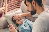 Ein Vater ueberprueft, ob seine Tochter Fieber hat