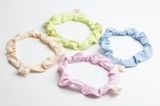 Der MokoMini Windelgürtel ist ein stoffbezogenes Gummiband, das zum einfachen Wickeln mit Stoffwindeln verwendet wird. Ziehe den Windelgürtel dem Baby um die Taille und klemm die gefaltete Windel oder die mehrlagige Windel (Systemwindel) vorne und hinten ein. Der Vorteil dieser Art zu „Wickeln“ ist die Geschwindigkeit. Dieses System ist nicht wasserdicht und schützt nicht gegen Auslaufen – Ausscheidungen sollten ja im Topf landen. Es handelt sich nur um eine Art Sicherung, falls es dir nicht möglich ist, auf die Kommunikation deines Babys sofort zu reagieren.