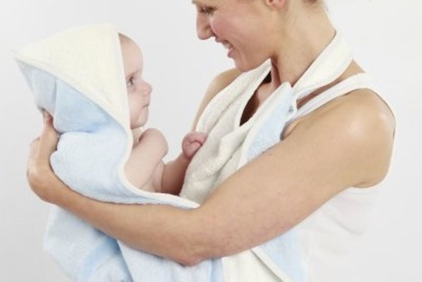 Dieses Exemplar ist besonders praktisch. Mit einer Schlaufe, die um Deinen Hals herum befestigt wird, funktioniert das Handtuch wie eine Schürze und schützt Dich vor Nässe beim Babybaden. Zum Abtrocknen das Baby einfach auf den Arm nehmen, die untere Handtuchspitze bis zum Kopf Deines Schatzes heben und einwickeln. Du bleibst trocken und Dein Baby kann sofort in ein schönes, kuscheliges Handtuch gewickelt werden. Erhältlich unter www.cuddledry.com für 29,99 £.