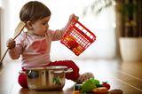 Baby spielt mit Küchenutensilien