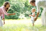 Vater und Mutter locken Kind gehen zu lernen