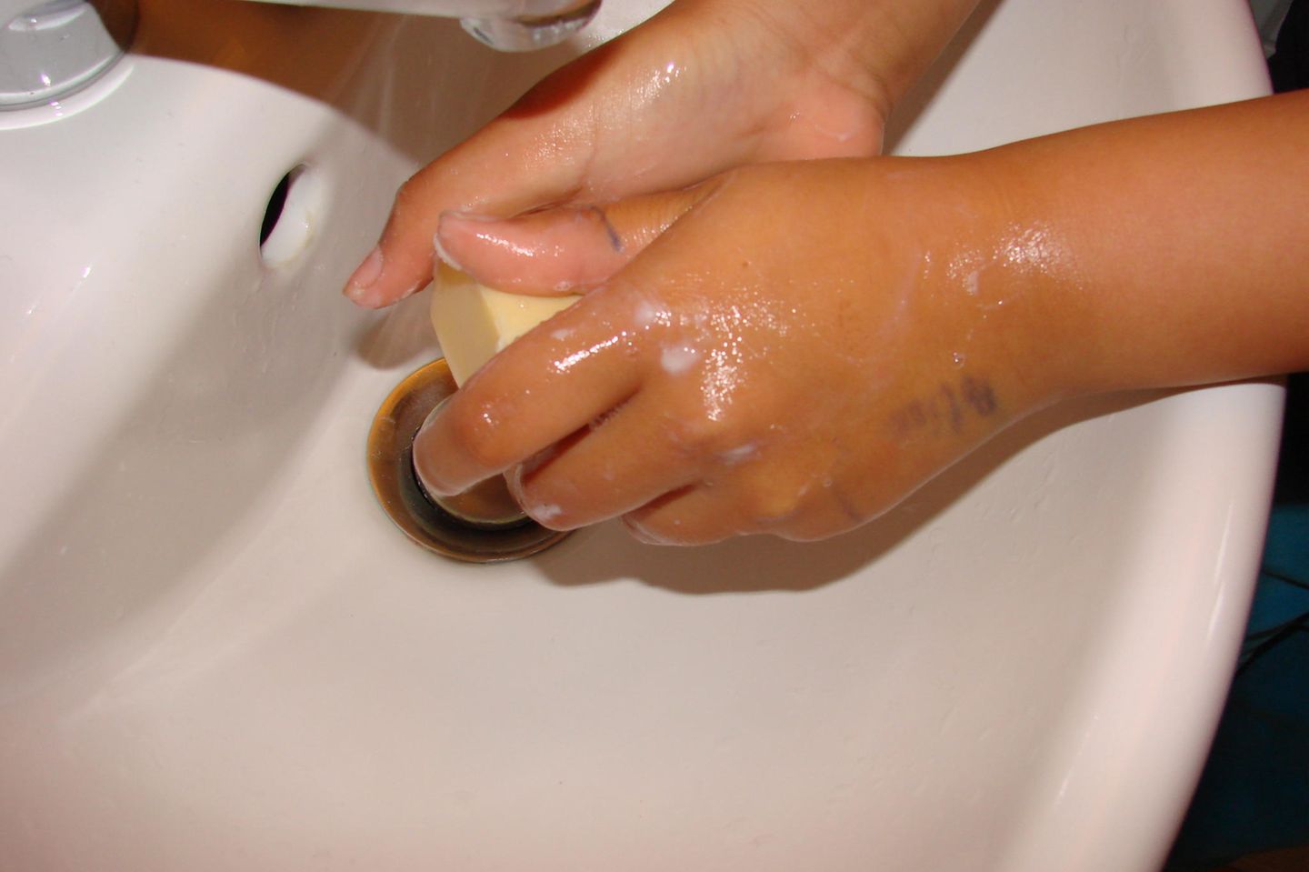 Hände richtig waschen: Hände komplett befeuchten