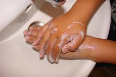 Hände richtig waschen: Handrücken nicht vergessen