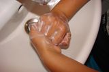 Hände richtig waschen: Fingerspitzen nicht vergessen