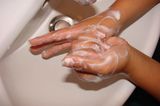 Hände richtig waschen: Daumen separat waschen