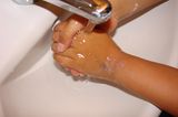 Hände richtig waschen: Alles gut abspülen