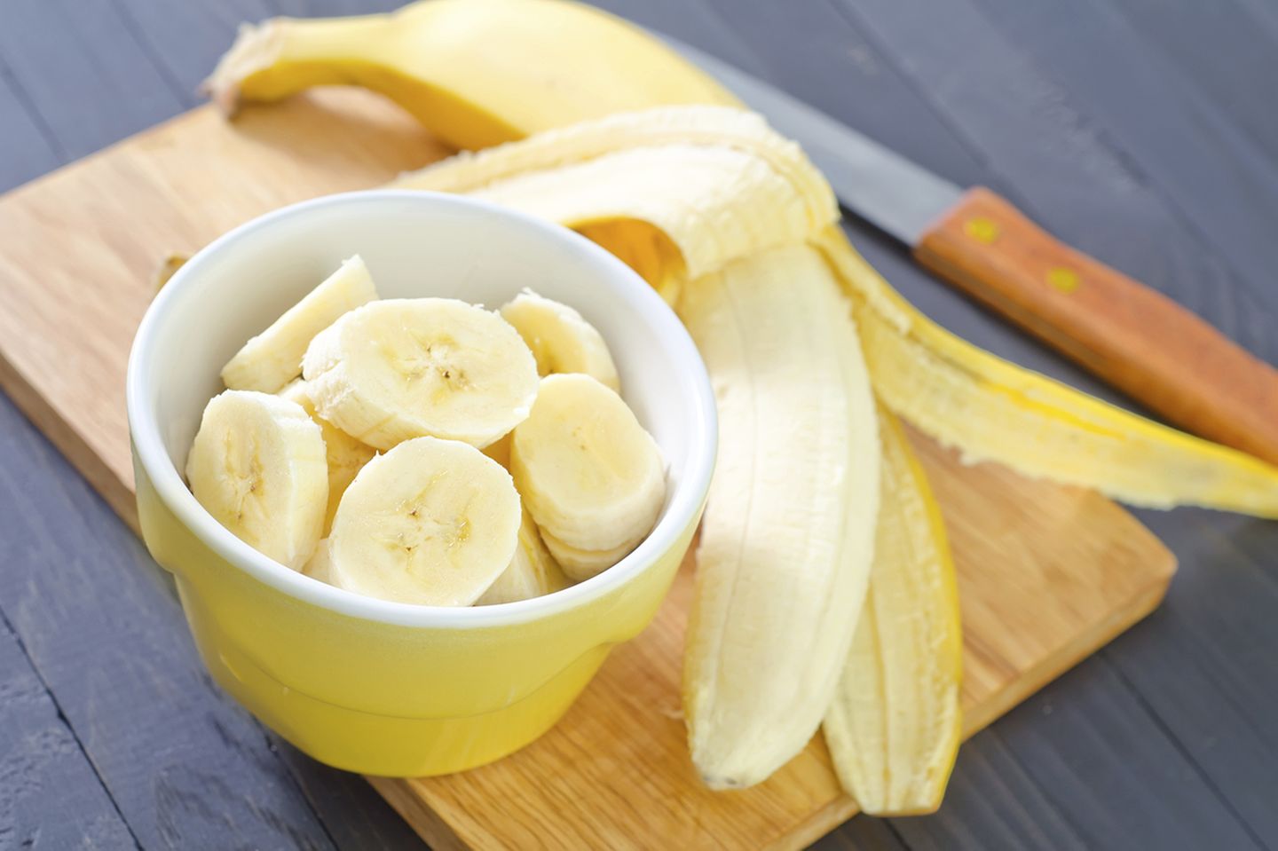 Bananen schmecken Dank ihrer natürlichen Süße fast allen Kindern. Sie sind ein praktischer Snack für zwischendurch und leicht verdaulich. Ist Ihr Baby noch ein Beikost-Anfänger? Rühren Sie ein kleines Bananenmus mit etwas Milchpulver an. So flutscht die Banane leichter in Babys Magen.