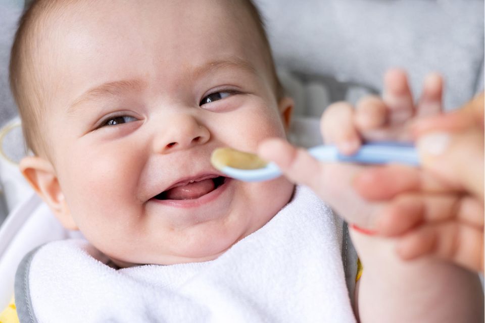 Baby bekommt Brei