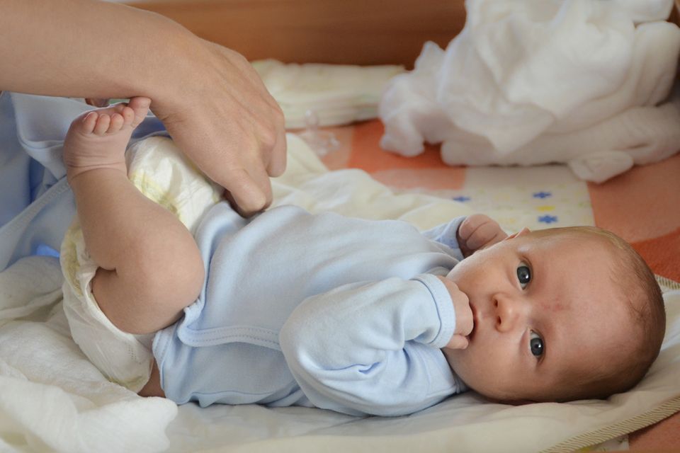 Durchfall beim Baby: Wann Sie zum Arzt müssen | Eltern.de