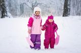 "Kinder dürfen hier ganz einfach Kinder sein. Kinder machen Krach und auch Dreck. Sie spielen im Matsch und lärmen im Treppenhaus. Meistens wird das Treiben hier nur wohlwollend betrachtet, negative Kommentare zu unserer Kinderschar habe ich hier noch nie gehört - in Deutschland dafür aber umso öfter. Das finnische Schulsystem ist wirklich vorbildlich. Es gibt Mütterberatungsstellen, zu denen wir regelmäßig gehen,bis die Kinder mit 7 Jahren eingeschult werden. Gibt es Schwächen, z. B. bei der Sprachentwicklung, wird sofort eingegriffen. So hat unsere Tochter aufgrund einer Behinderung, die sich als Wahrnehmungsschwäche und in extremen Wutanfällen äussern kann, Anspruch auf einen persönlichen Betreuer. Den hatte sie im Kindergarten und dieser Betreuer kann auch mit in die Schule kommen. Dort sitzt er neben Vanessa und hilft ihr. So wird der „Hauptlehrer“ entlastet. Ziel dieses Systems ist es, die schwachen Kinder zu fördern."