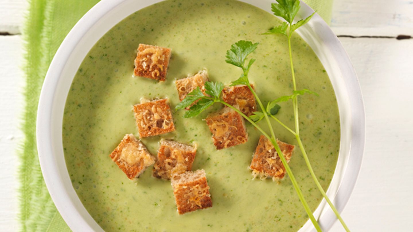 Mami-Rezept: (Wild-)Kräutersuppe mit Käsecroûtons | Eltern.de