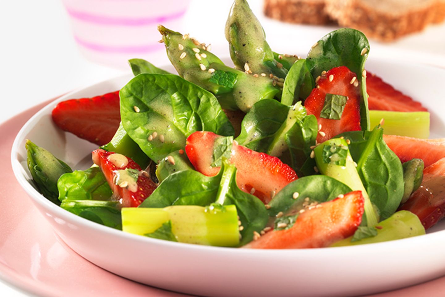 Mama-Rezept: Spargel-Spinat-Salat mit Erdbeeren | Eltern.de