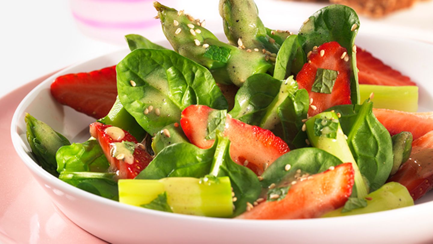 Mama-Rezept: Spargel-Spinat-Salat mit Erdbeeren | Eltern.de