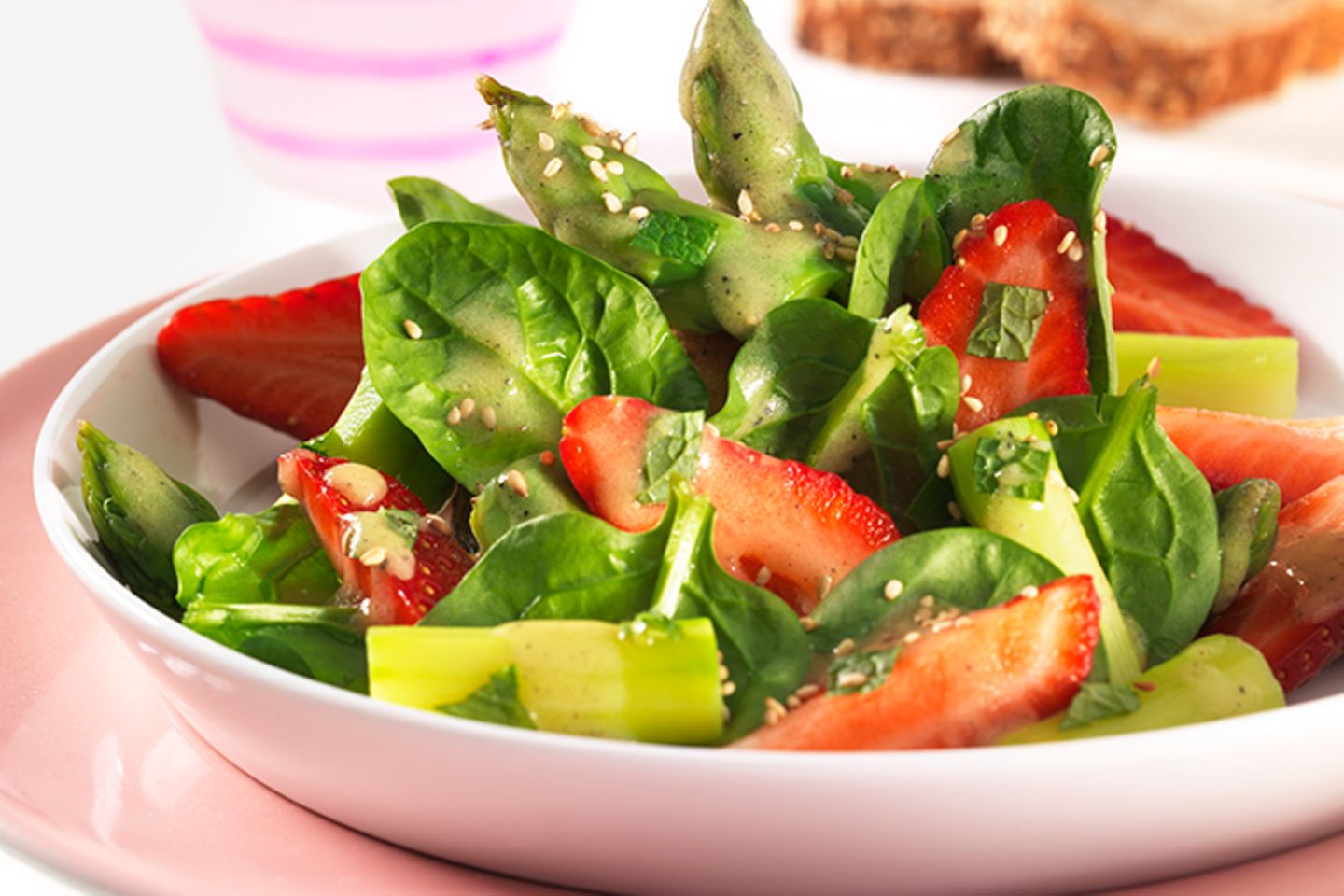 Spargel-Spinat-Salat mit Erdbeeren