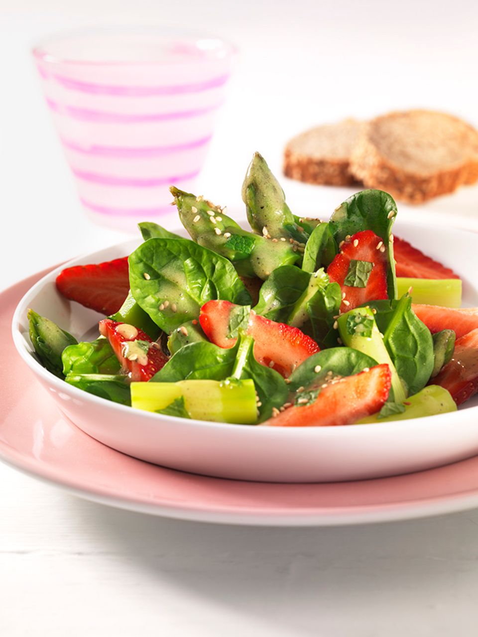 Spargel-Spinat-Salat mit Erdbeeren